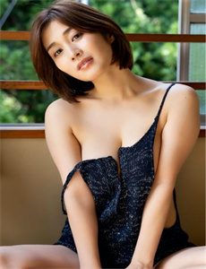 半妖乳娘百度影音-手不安分的触摸花瓣